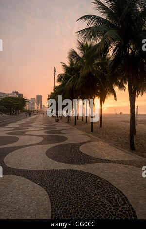 Gehweg am Strand der Copacabana, Rio De Janeiro, Brasilien, Südamerika Stockfoto