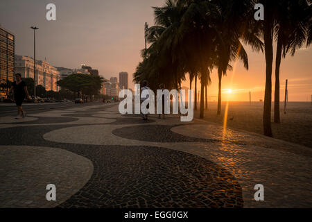 Gehweg am Strand der Copacabana, Rio De Janeiro, Brasilien, Südamerika Stockfoto