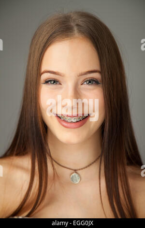 Porträt eines ziemlich 15 jährigen Mädchens tragen Zahnspangen. Stockfoto