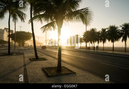 Gehweg am Strand der Copacabana, Rio De Janeiro, Brasilien, Südamerika Stockfoto