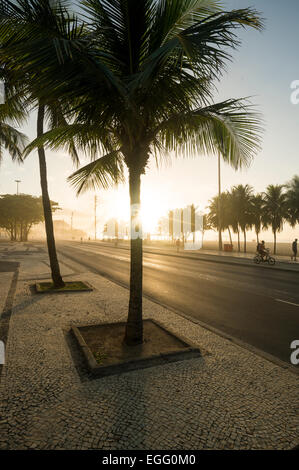 Gehweg am Strand der Copacabana, Rio De Janeiro, Brasilien, Südamerika Stockfoto