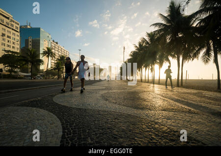 Gehweg am Strand der Copacabana, Rio De Janeiro, Brasilien, Südamerika Stockfoto