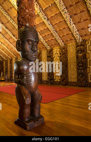 Interieur des Hauses Te Whare Rūnanga Assembley an den Waitangi Treaty Grounds, Neuseeland. Stockfoto