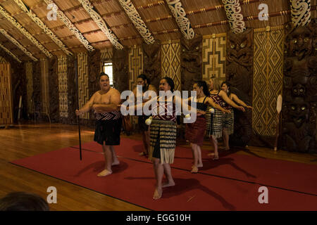 Te Pitowhenua Gruppe von Darstellern Handeln einen traditionelle Maori Schuh mit Gesang und Tanz für Touristen und Besucher in die Waitangi zu behandeln Stockfoto