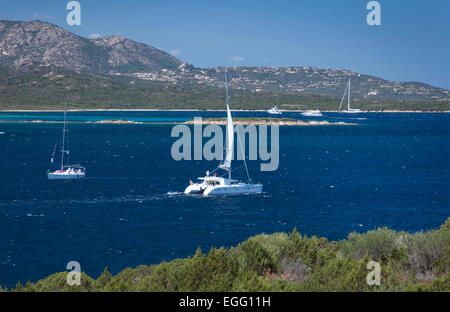 Portisco, Olbia, Sardinien, Italien. Juli 2011. Segelboote in der Costa Smeralda Stockfoto