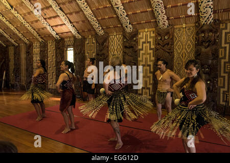 Te Pitowhenua Gruppe von Darstellern Handeln einen traditionelle Maori Schuh mit Gesang und Tanz für Touristen und Besucher in die Waitangi zu behandeln Stockfoto