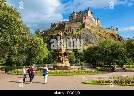 Edinburgh Castle und die Ross Fountain von Princes Street Gardens aus gesehen Stockfoto