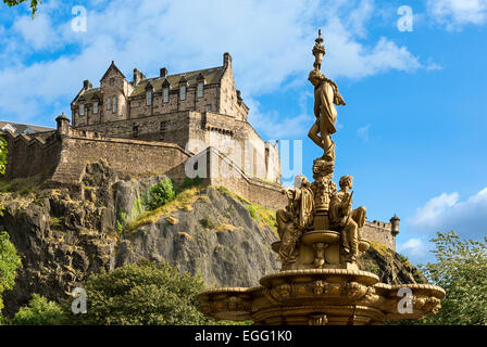 Edinburgh Castle und die Ross Fountain von Princes Street Gardens aus gesehen Stockfoto