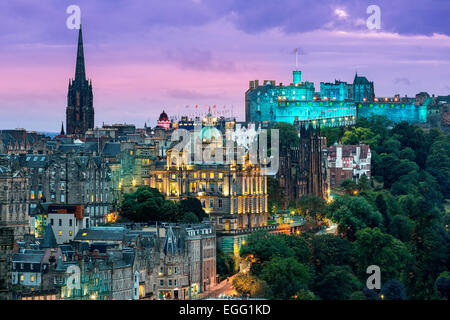 Die Skyline von Edinburgh mit dem Edinburgh Castle im Hintergrund. Fotografiert von Calton Hill kurz nach Sonnenuntergang. Stockfoto