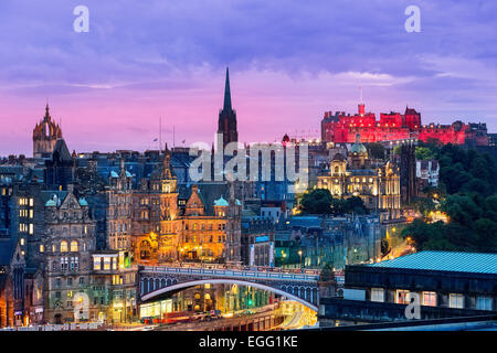 Die Skyline von Edinburgh mit dem Edinburgh Castle im Hintergrund. Fotografiert von Calton Hill kurz nach Sonnenuntergang. Stockfoto