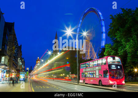 Verkehr an der Princes Street in der Nacht, Edinburgh Stockfoto