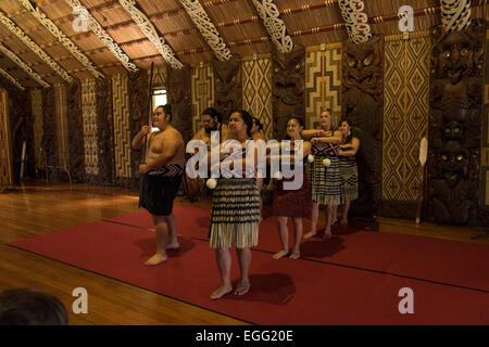 Te Pitowhenua Gruppe von Darstellern Handeln einen traditionelle Maori Schuh mit Gesang und Tanz für Touristen und Besucher in die Waitangi zu behandeln Stockfoto