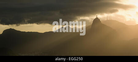 Blick vom Pão de Açucar (Zuckerhut) in der Abenddämmerung, Rio De Janeiro, Brasilien Stockfoto