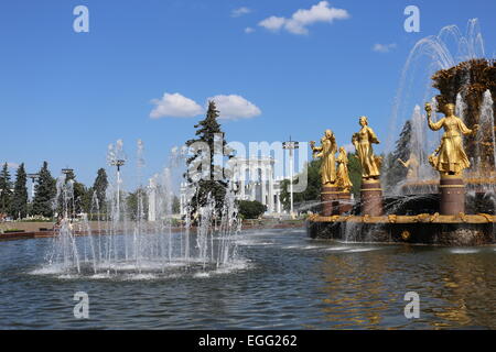 Brunnen der Völkerfreundschaft in Moskau auf der Ausstellung der nationalen Leistungen Stockfoto