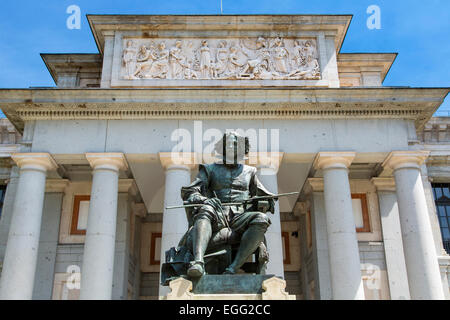 Madrid, Statue von Diego Velazquez vor dem Museo del Prado. Stockfoto