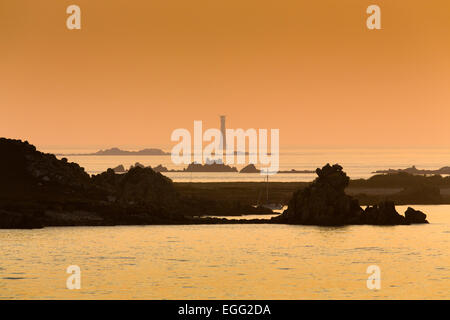 St Agnes und Bishop Rock Leuchtturm westlichen Felsen; Sonnenuntergang Isles of Scilly; UK Stockfoto