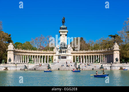 Bootfahren in Buen Retiro Park, Madrid Stockfoto