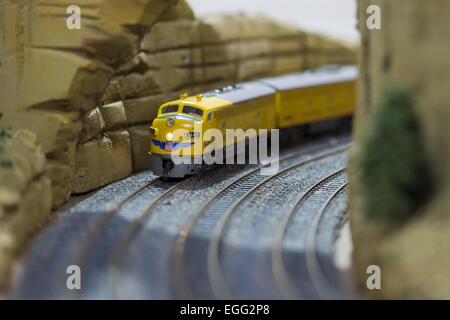 Hicksville, New York, USA. 22. Februar 2015. Ein gelbe Modell Zug fährt durch einen Tunnel Rockszene auf die Modell trainieren-Ausstellung veranstaltet von Trainville Hobby-Depot in der Broadway-Mall, einschließlich eine Spur N-Layout, die Long Island HOTrack Zug Club HO Scale-Modell Zug portable modular Layout und andere. Ausstellung, Nassau County Empire State Games für die körperlich Behinderten zu unterstützen wurden Spenden angenommen. © Ann Parry/ZUMA Draht/Alamy Live-Nachrichten Stockfoto