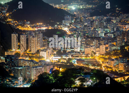 Blick vom Pão de Açucar (Zuckerhut) in der Abenddämmerung, Rio De Janeiro, Brasilien Stockfoto