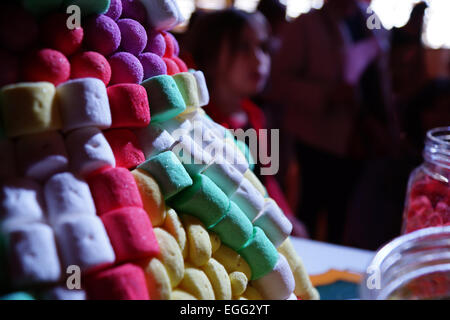 Bonbons süße Haribo Lutscher Marshmallow verschwommen unscharf weichen roten Bonbonniere Schachtel bin erfinderischer rosa horizontale Museum kreativ t Stockfoto