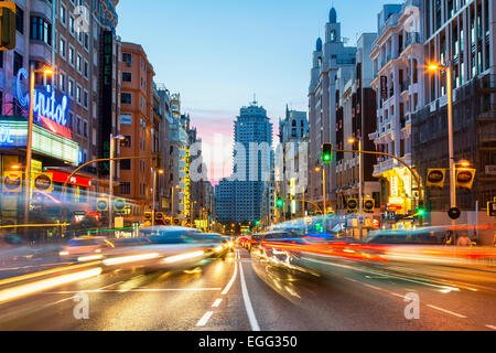 Madrid, Gran Via bei Nacht Stockfoto