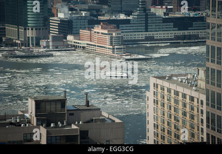 Manhattan, New York, USA. 24. Februar 2015. Wetter: Pendler Fähre Boot macht seinen Weg durch das Eis Hudson Fluss gefüllt wie Temperaturen unter dem Gefrierpunkt weiter Dienstag, 24. Februar 2015 in New York City. Bildnachweis: Bryan Smith/ZUMA Draht/Alamy Live-Nachrichten Stockfoto