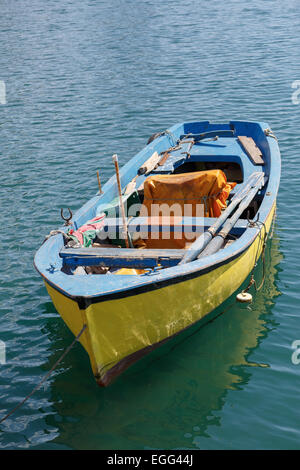 Alte hölzerne gelbe Ruderboot auf dem Wasser. Vertikale erschossen. Stockfoto