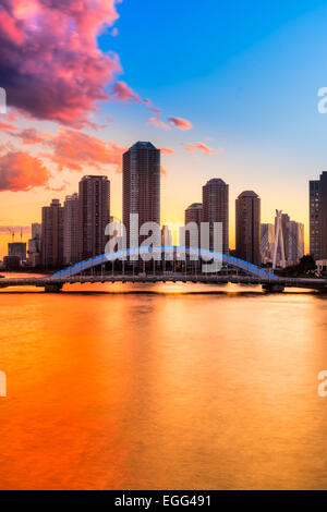 Tokyo, Japan Wohn Wolkenkratzer auf Tsukushima Island. Stockfoto