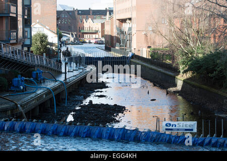 Birmingham, West Midlands, UK. 24. Februar 2015. Eine 200m-Strecke von Worcestershire und Birmingham Kanal in der Nähe von Gas Street Basin bleibt durchlässigen, wie Ingenieure arbeiten, um ein Leck zu reparieren. Den Kanal und Fluss Vertrauen hunderte Fische aus dem Abschnitt gerettet vor Arbeit zu finden und das Leck zu reparieren. Bildnachweis: Colin Underhill/Alamy Live-Nachrichten Stockfoto