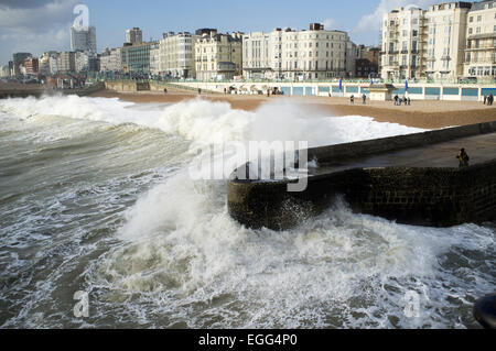 Brighton, UK. 24. Februar 2015. UK-Wetter: "Wellenlinien" Absturz gegen die Wellenbrecher wie Brighton Seegang Kredit Erfahrungen: Amer Ghazzal/Alamy Live-Nachrichten Stockfoto