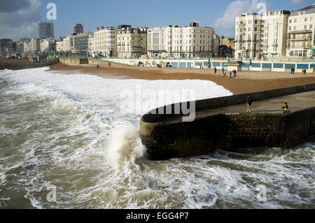 Brighton, UK. 24. Februar 2015. UK-Wetter: "Wellenlinien" Absturz gegen die Wellenbrecher wie Brighton Seegang Kredit Erfahrungen: Amer Ghazzal/Alamy Live-Nachrichten Stockfoto