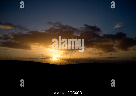 Brighton, UK. 24. Februar 2015. UK-Wetter: Dramatische farbenprächtigen Sonnenuntergang auf der South Downs in Sussex Credit: Amer Ghazzal/Alamy Live-Nachrichten Stockfoto