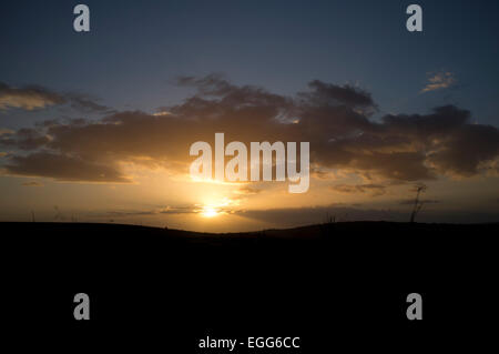 Brighton, UK. 24. Februar 2015. UK-Wetter: Dramatische farbenprächtigen Sonnenuntergang auf der South Downs in Sussex Credit: Amer Ghazzal/Alamy Live-Nachrichten Stockfoto