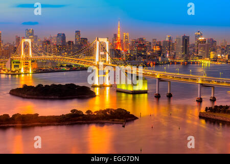 Skyline von Tokyo mit Tokyo Tower und die Rainbow Bridge. Tokio, Japan. Stockfoto