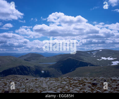 Loch Etchachan Carn Etchachan Ben Macdui & Derry Cairngom im Hintergrund von Cairn Gorm Cairngorm Berge Grampian Schottland Stockfoto