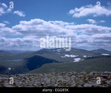 Loch Etchachan Carn Etchachan Ben Macdui & Derry Cairngorm im Hintergrund von Cairn Gorm Cairngorm Berge Grampian Schottland Stockfoto