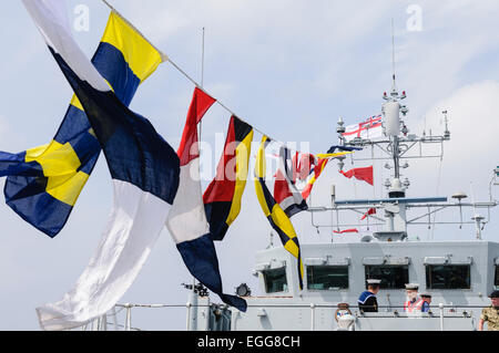 Royal Navy Signalflaggen fliegen von einem Minesweeper Stockfoto