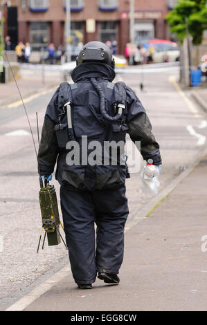 Belfast 07.02.2012 Belfast - Bombenentschärfung ATO zu Fuß zurück von einem verdächtigen Gerät.  Er trägt eine elektronische Zähler Maßnahme (ECM), elektronische Signale jam, die ein Gerät auslösen können. Stockfoto