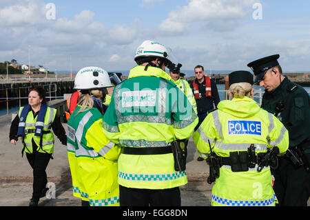 Bangor, County Down. 23.09.2012 - halten Notdienste 'Operation Diamond", einer gemeinsamen Übung vor der Küste von North Down. Während der Operation, eine simulierte Zusammenstoß zwischen einer Fähre mit 65 Passagiere und Besatzung und ein kleineres Boot aktiviert alle Zweige der Rettungsdienste, Aktionen zu koordinieren. Stockfoto