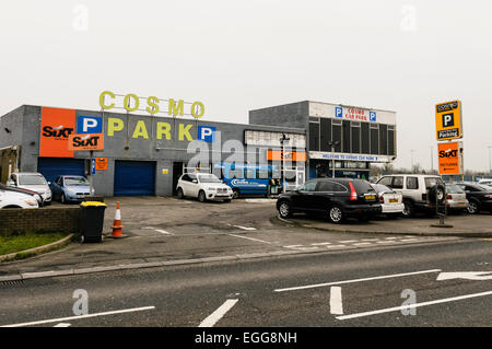 Cosmo-Mietwagen und Park, Belfast International Airport Stockfoto