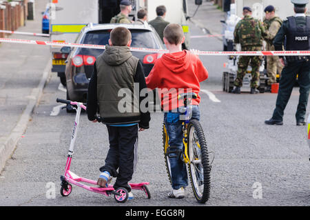 Belfast, UK. 04.05.2012 - schauen Sie sich zwei Boys technische Offiziere der Vorbereitung zu einem verdächtigen Gerät während eine Sicherheitswarnung in Ardoyne zu entschärfen. Das Objekt wurde später eine Falschmeldung deklariert. Stockfoto