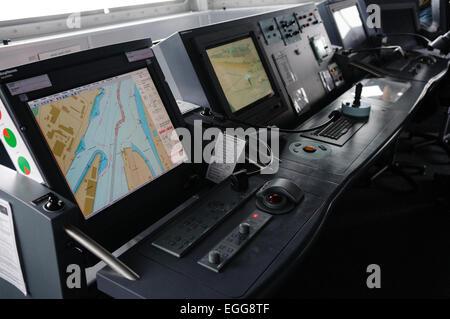 Navigations-Bildschirme und Ausrüstungen an Bord der HMS Dragon, der Royal Navy am teuersten und modernsten Art 45 Zerstörer. Stockfoto