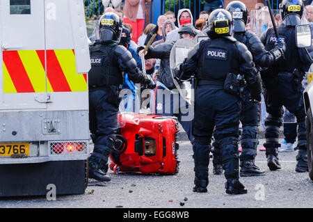 2. September 2012, Belfast - werfen Loyalisten Jugendliche Spielzeugautos, Ziegeln und Steinen auf PSNI Riot Squad.  Loyalisten wurden aus Protest gegen eine republikanische Parade in Nordbelfast Gedenken an den Jahrestag des Todes des Henry Joy McCracken verhindert. Stockfoto