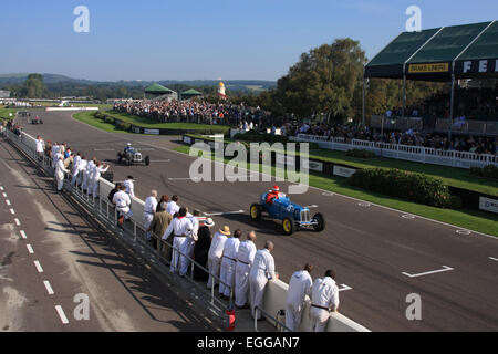 Grube Besatzungen säumen die Strecke in der Sonne, Ludovic Lindsay in seinem blauen 1936 ERA B-Typ R5B "Remus" im Laufe der / Goodwood Revival Stockfoto