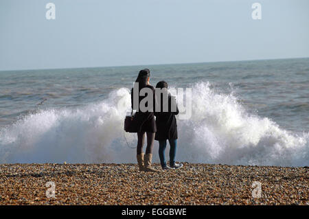 Brighton, UK. 24. Februar 2015. UK-Wetter: Sonnig und lugt durch in Brighton mit starken Winden und Surf wie Stürme weiter nördlich wüten. Bildnachweis: JOHNNY ARMSTEAD/Alamy Live-Nachrichten Stockfoto