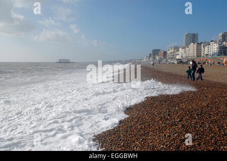 Brighton, UK. 24. Februar 2015. UK-Wetter: Sonnig und lugt durch in Brighton mit starken Winden und Surf wie Stürme weiter nördlich wüten. Bildnachweis: JOHNNY ARMSTEAD/Alamy Live-Nachrichten Stockfoto