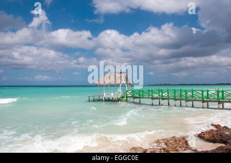 Pier am Strand Stockfoto