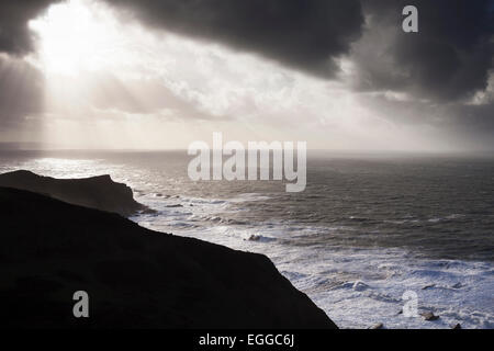 Sonne bricht durch die Wolken über Meer, Morwenstow, Cornwall, England, UK Stockfoto