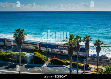 Blick auf einen Zug auf ein Bahngleis entlang des Strandes in San Clemente, Kalifornien. Stockfoto