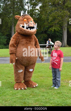 Die Gruffalo mit ein neugieriges Kind außerhalb Kielder Castle in Northumberland. Stockfoto